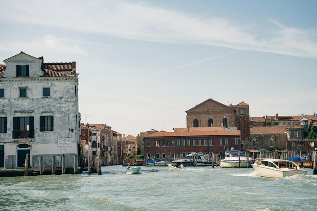 Foto canal para transbordadores en venecia, italia, mayo de 2023