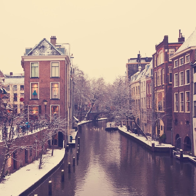 Canal en Utrecht Países Bajos Viejas casas holandesas a lo largo del canal Imagen filtrada cuadrada