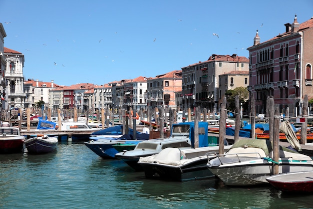 Canal de Venecia con barcos