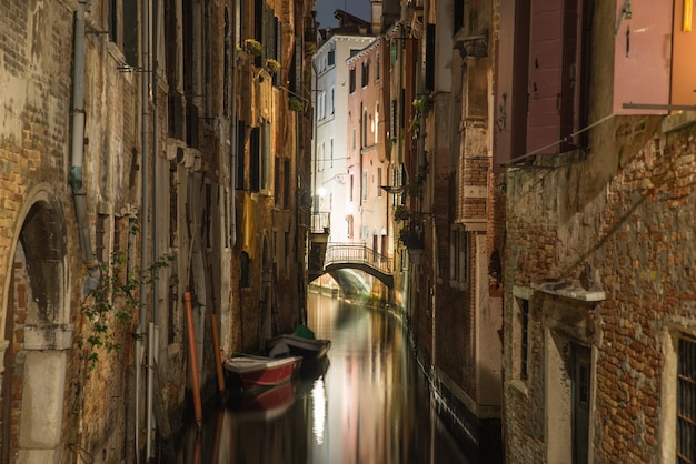 Foto canal de venecia estrecho