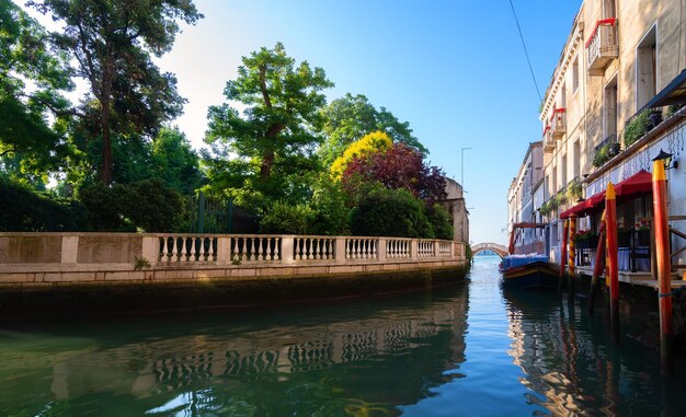 Foto canal en venecia que conduce a un muelle, italia