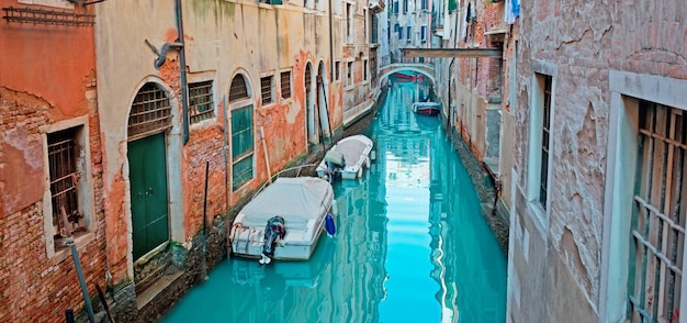Canal verde com barcos em veneza itália