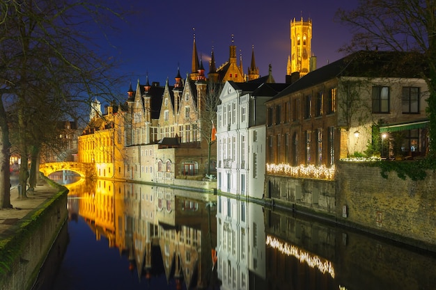 Canal verde em Bruges, Bélgica