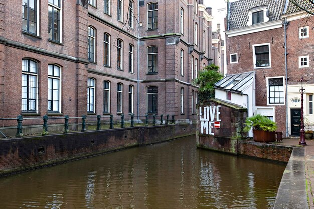 Un canal con vista a la casa en Amsterdam