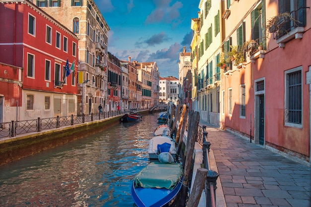 Canales de agua en la ciudad de Venecia