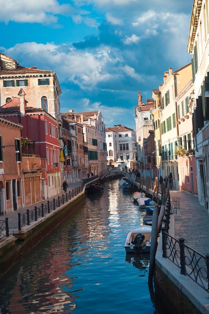 Canales de agua en la ciudad de Venecia