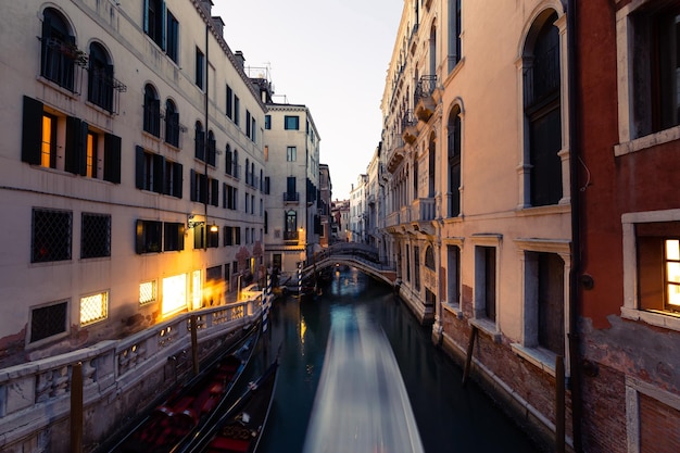 Canales de agua de fama mundial de Venecia, Véneto, Italia.