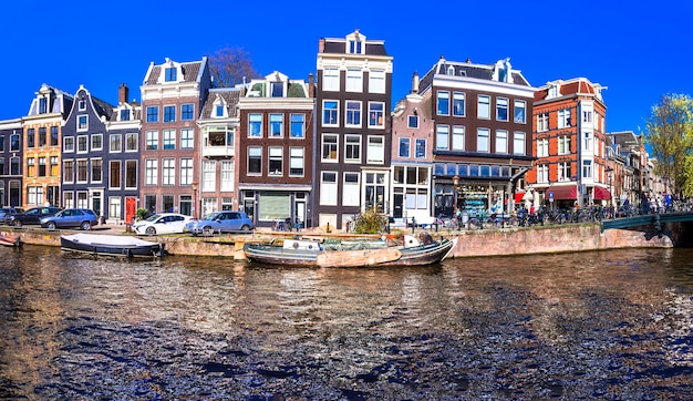 Canales de Amsterdam con arquitectura típica.