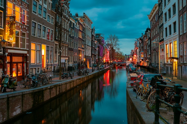 Canales de Amsterdam por la noche. Ámsterdam es la capital y ciudad más poblada de los Países Bajos..