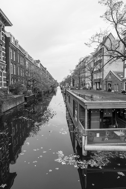 Canales de Amsterdam durante el otoño