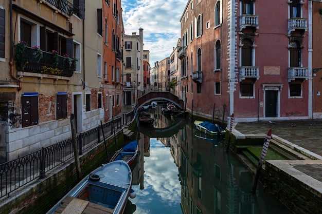 Canales de la ciudad de Venecia con arquitectura colorida tradicional, Italia.