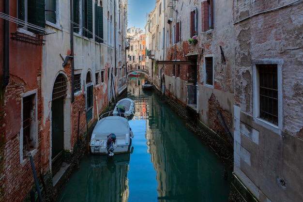 Canales de la ciudad de Venecia con arquitectura colorida tradicional, Italia.