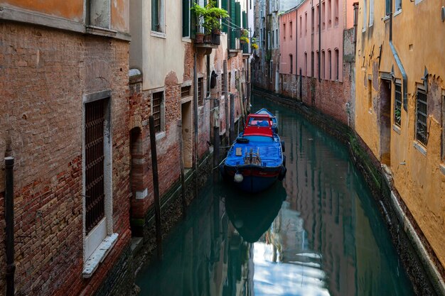 Canales de la ciudad de Venecia con arquitectura colorida tradicional, Italia.