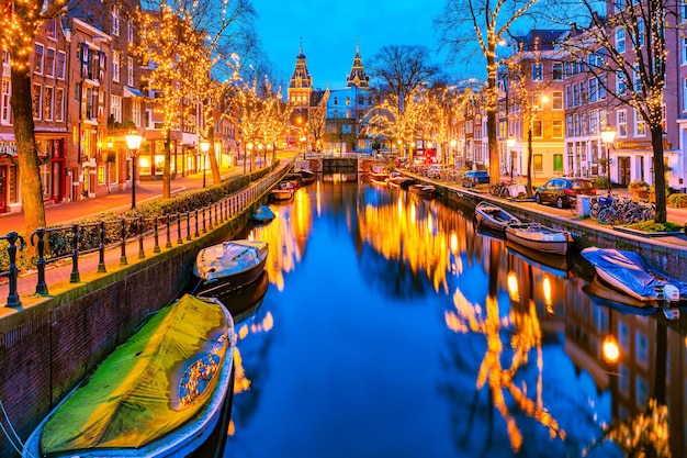Los canales de Ámsterdam, Países Bajos, con luces navideñas en diciembre