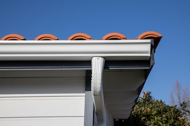 Canalón de aluminio blanco de la casa del tejado en el nuevo hogar del tejado de tejas