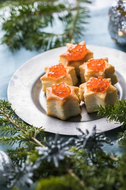 Canapé de árbol de Navidad o sándwich con rodajas de pepino y salmón para una merienda festiva de Navidad Receta de Año Nuevo