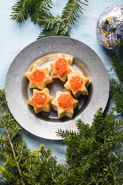 Canapé de árbol de Navidad o sándwich con rodajas de pepino y salmón para una merienda festiva de Navidad Receta de Año Nuevo