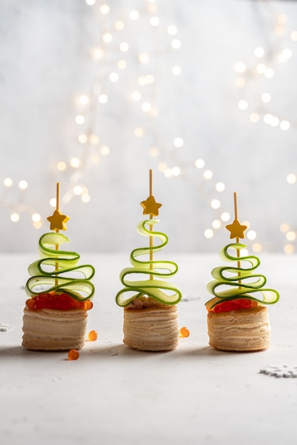 Canapé de árbol de Navidad con pepino y salmón