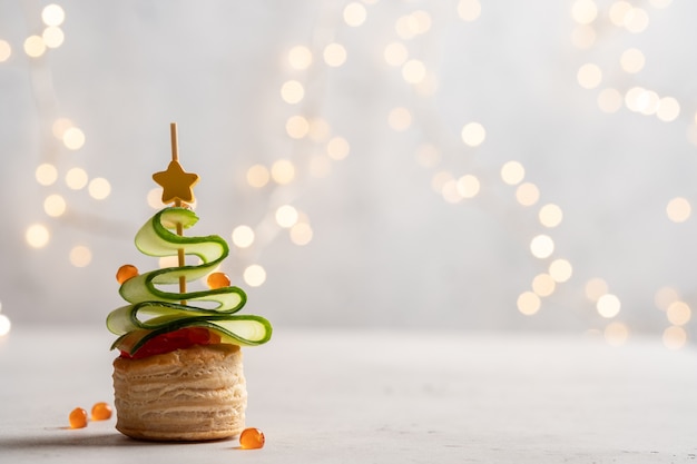 Foto canapé de árbol de navidad con pepino y salmón