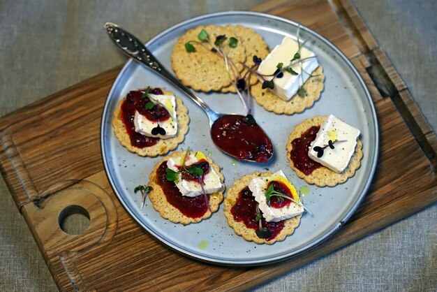 Canape com geleia e queijo brie lanche saudável