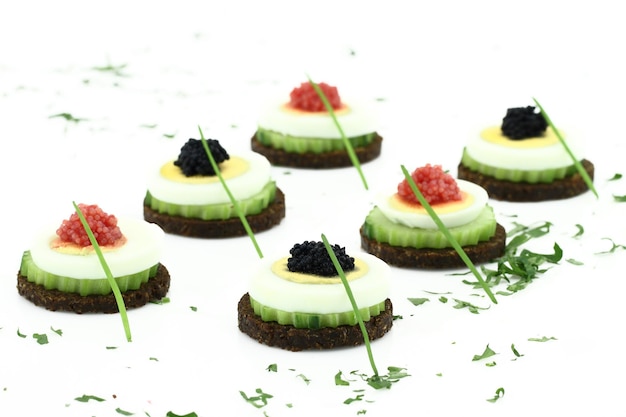 Canapé com ovo de pepino e caviar