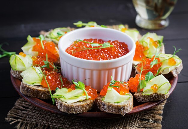 Canape com salmão caviar vermelho sanduíche para almoço comida deliciosa