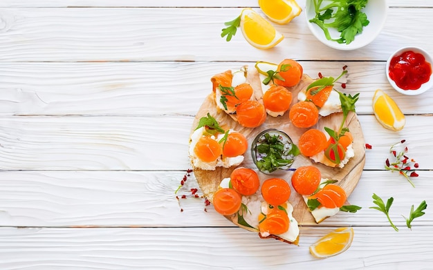 Canape com salmão caviar vermelho sanduíche para almoço comida deliciosa