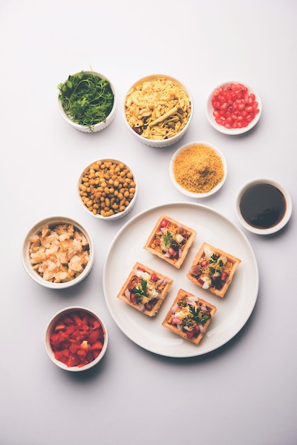 Canapé crocante ou canapé é uma receita inicial da índia - puri redondo ou quadrado recheado com iogurte e batata, chat, sev, molho de tamarindo etc. foco seletivo