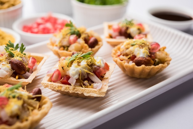 Canapé crocante ou canapé é uma receita inicial da Índia - Puri redondo ou quadrado recheado com iogurte e batata, chat, sev, molho de tamarindo etc. foco seletivo