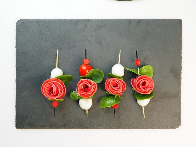 Canapé de aperitivo em forma de flor rosa com folhas