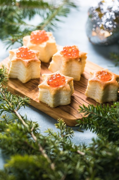 Canapé de árvore de natal ou sanduíche com fatia de pepino salmão para lanche festivo de natal receita de ano novo