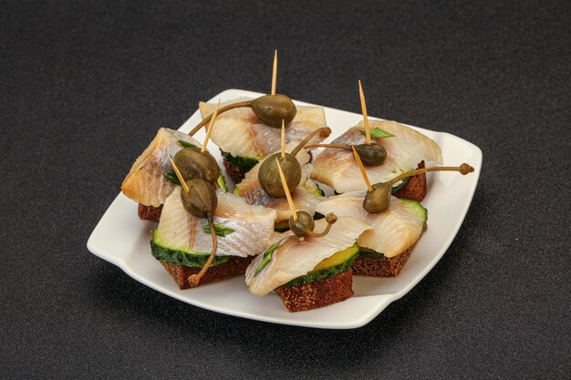 Canapé de filete de arenque con alcaparras