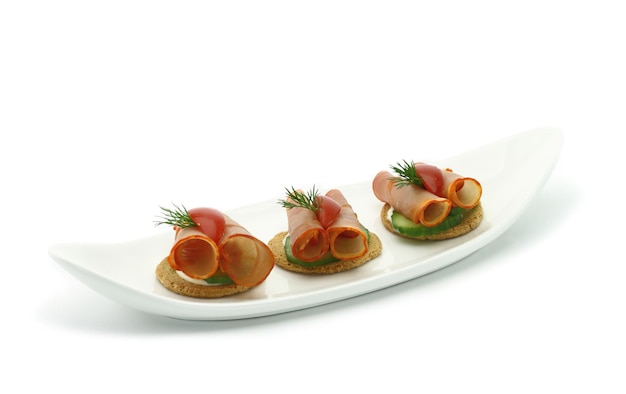 Canapé con jamón y verduras