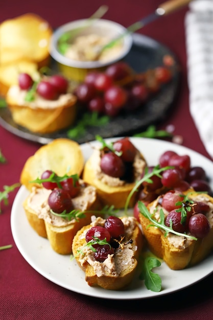 Canape mit Pastete und Trauben.