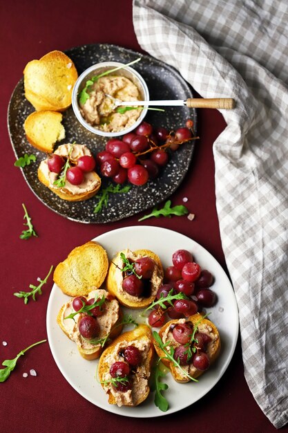 Canapé con paté y uvas.