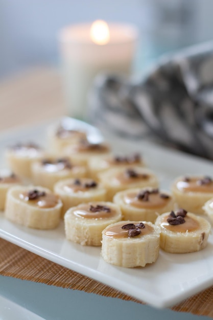 Canapé de plátano de merienda casera rápida con nibs de cacao Mantequilla de maní y café Deliciosa comida saludable