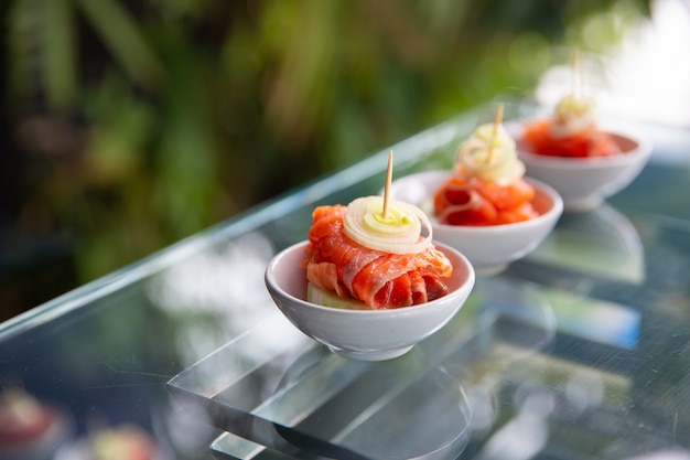 Canapé de salmón ahumado en el restaurante