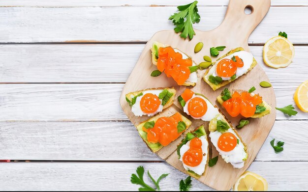 Foto canape con salmón caviar rojo sándwich para el almuerzo comida deliciosa