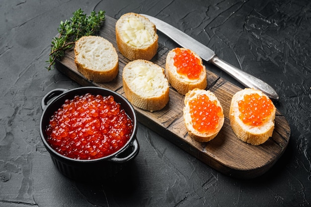 Canape-Toast mit rotem Kaviar auf schwarzem Hintergrund