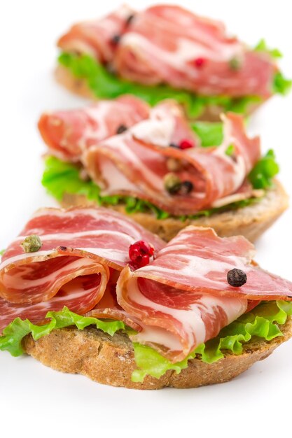 Canape con tocino aislado sobre fondo blanco.