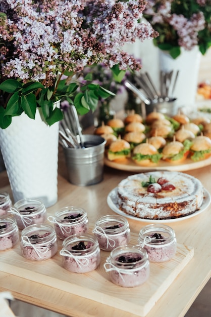 Canapés y bebidas unos postres en la mesa del buffet