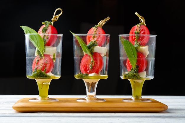 Canapés Caprese en vasos en un pincho