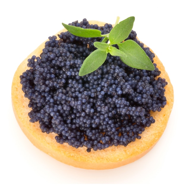 Canapés con caviar de esturión negro y especias aisladas en la superficie blanca.