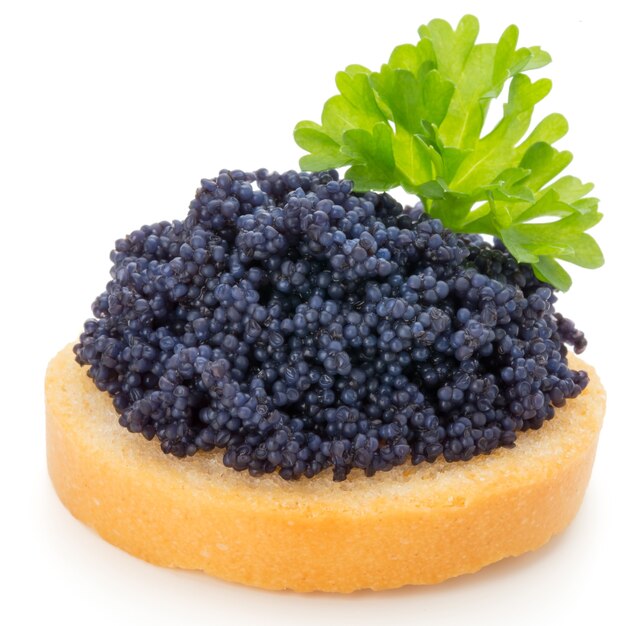 Canapés con caviar de esturión negro y perejil. Aislado en la superficie blanca.