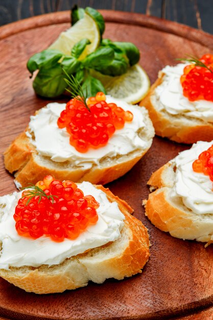 Canapés com caviar vermelho