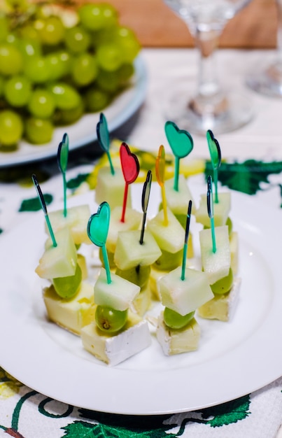 Canapés com queijo e uvas no prato