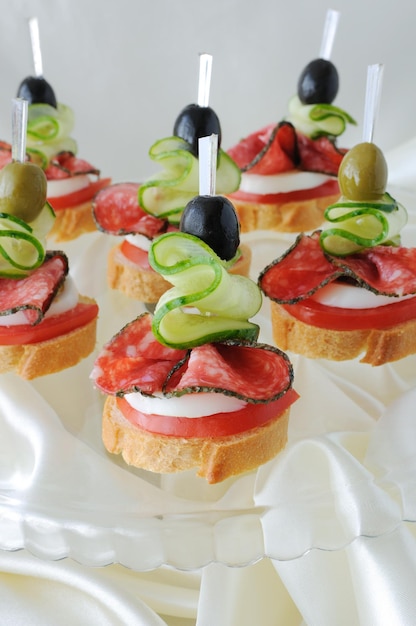 Canapés com salame