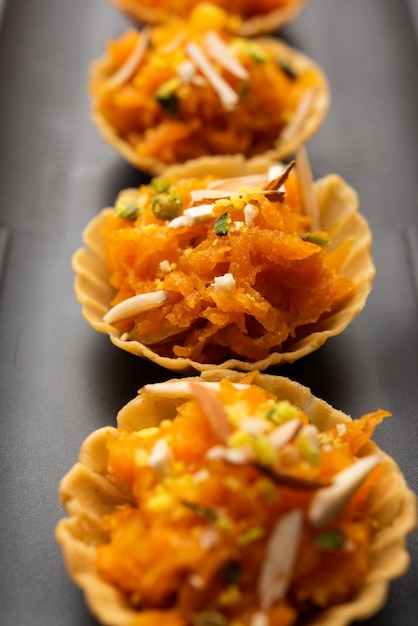 Canapés de cenoura ou gajar halwa ou canapé ou tarte de fusão, guarnecido com frutos secos. sobremesa indiana