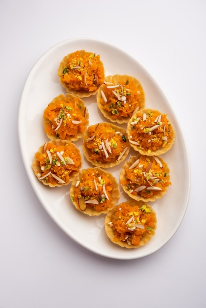 Canapés de cenoura ou Gajar Halwa ou canapé ou tarte de fusão, guarnecido com frutos secos. Sobremesa indiana