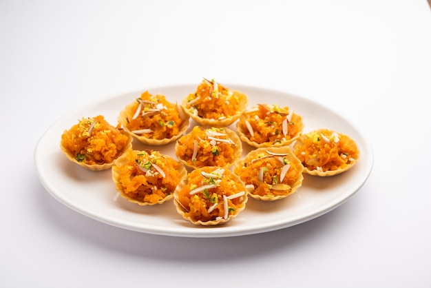 Canapés de cenoura ou Gajar Halwa ou canapé ou tarte de fusão, guarnecido com frutos secos. Sobremesa indiana